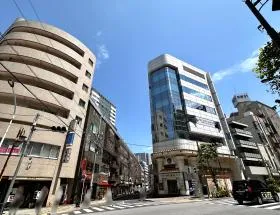 横断歩道で反対側に渡り、細い道（吉野家などがある）を直進する