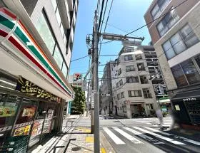 セブンイレブン手前の横断歩道で右に渡れば当ビル着
