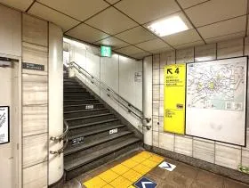 出入口4を目指す