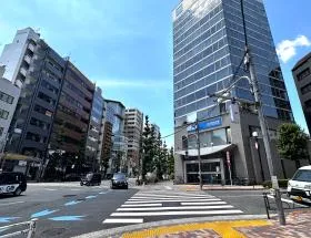 出入口前にある横断歩道を渡り、少し直進すれば当ビル着