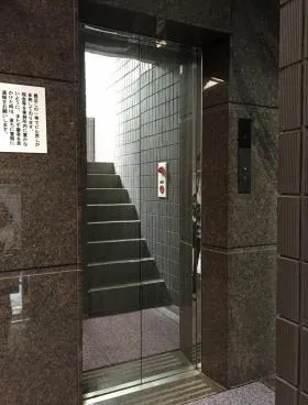 天台ビルの外観