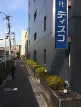 飯田橋尚学ビル本館の外観