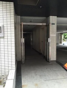 プラスワンビルの外観