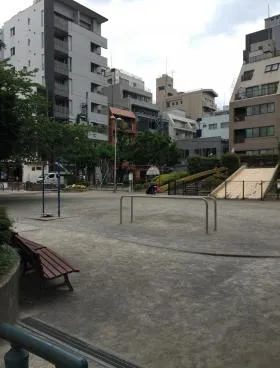 プラスワンビルの外観