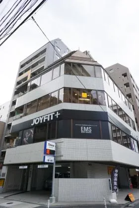 プラスワンビルの外観