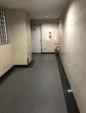 プラスワンビルの外観