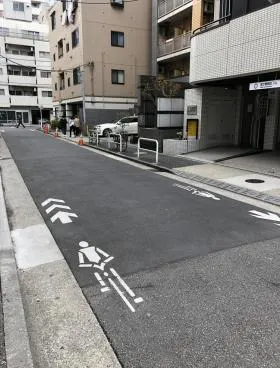 プラスワンビルの外観