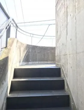 広運ビルの外観