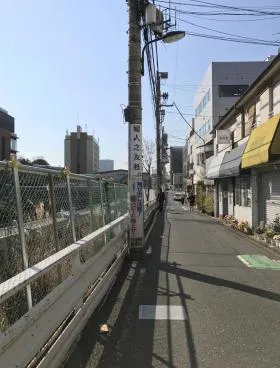 広運ビルの外観