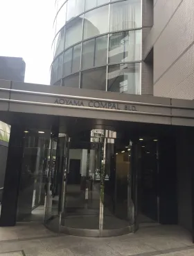 青山コンパルビルの外観