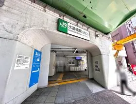 西口から出て左に進む（神保町駅方面）