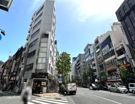 通り沿いを直進する