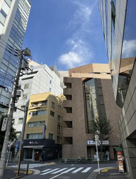 三崎町スカイフィールドビルの外観