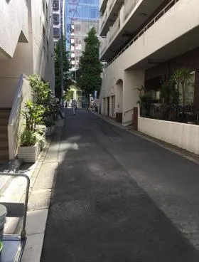 ドルミ御苑ビルの外観