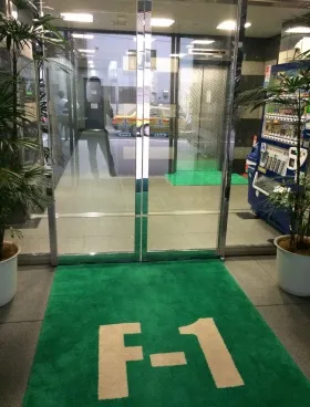 F-1ビルの外観