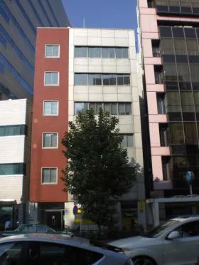 新居ビルの外観