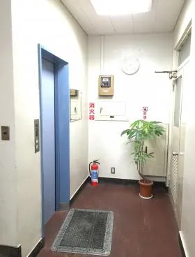新居ビルの外観