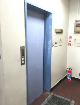 新居ビルの外観