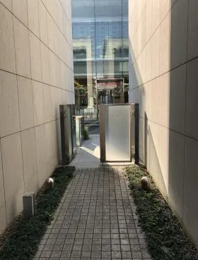 R2ビルの外観