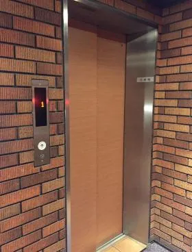 高輪サンハイツビルの外観