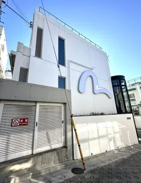 QCcube神宮前421ビルの外観