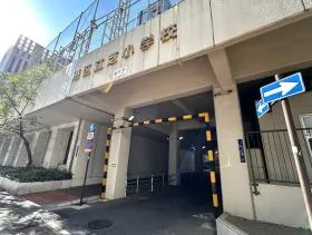 直進していくと右側に港区立芝小学校があり、通行出来るトンネルのような場所が現れる。ここで左に曲がれば当ビル着