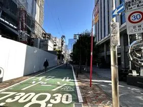 出入口近くの細い道に入る（芝商店街というプレートが目印）