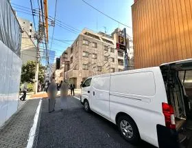 コインパークを超え、次に現れる右への道に入ったら直進する（※コインパーク手前ではなく、もう1つ奥の道）