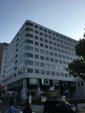 産業貿易センタービルの外観