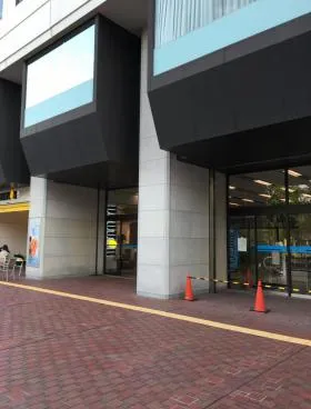 産業貿易センタービルの外観