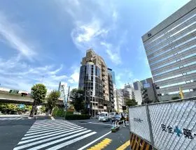 横断歩道の手前で右に曲がり、直進すれば当ビル着