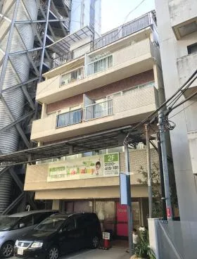 港陸運ビルの外観