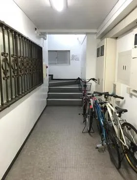 港陸運ビルの外観
