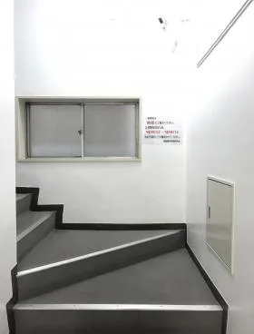 港陸運ビルの外観
