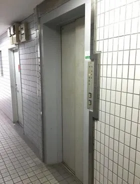 高峰ビルの外観