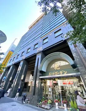 ラピロス六本木ビルの外観