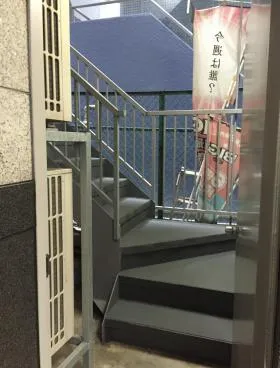協栄三崎町ビルの外観