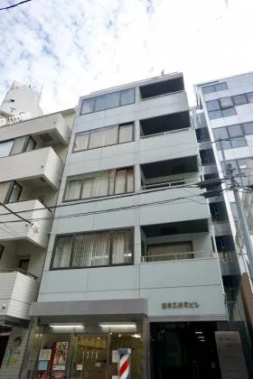 協栄三崎町ビルの外観