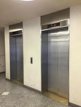 新日貿ビルの外観