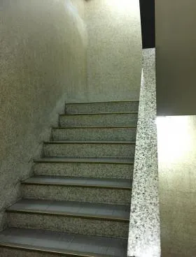 新日貿ビルの外観