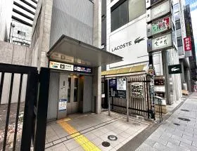 出入口20a（エレベーター）から地上に出て左に進む