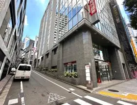 野村證券 渋谷支店の手前で左に曲がり、直進すれば当ビル着