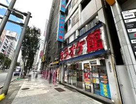 出入口近くにあるカラオケ館を通過、少し先にある野村證券まで進んで右に曲がり直進すれば当ビル着