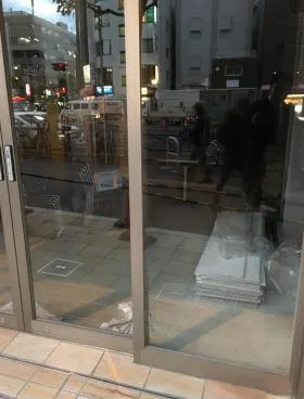 ロイクラトン四谷3丁目の青い空ビルの外観