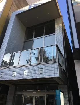 ロイクラトン四谷3丁目の青い空ビルの外観