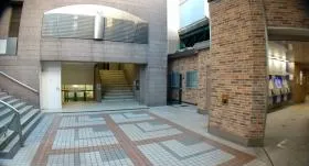 アクロスビルの外観