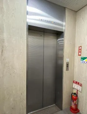能楽書林ビルの外観