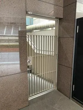 能楽書林ビルの外観
