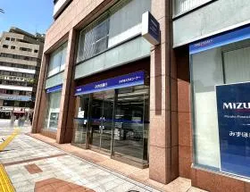 出入口近くのみずほ銀行を通過する