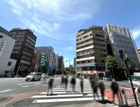 みずほ銀行の前にある横断歩道を渡り右に進む
